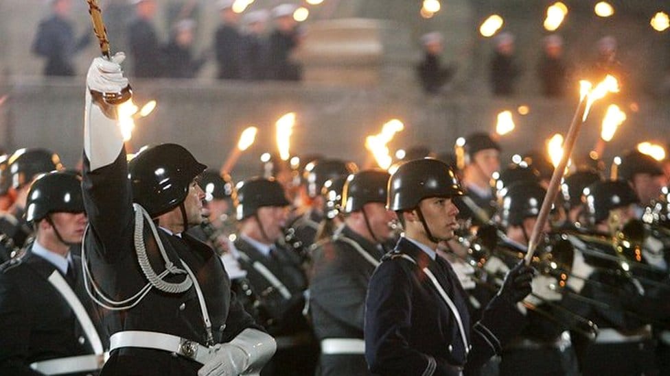 Angela Merkel i Nemačka: Odlazeća kancelarka odabrala pesmu pank pevačice za oproštajnu ceremoniju 2 Members of the German armed forces, the Bundeswehr, carry torches in a ceremony called the "grosser Zapfenstreichen" in 2005