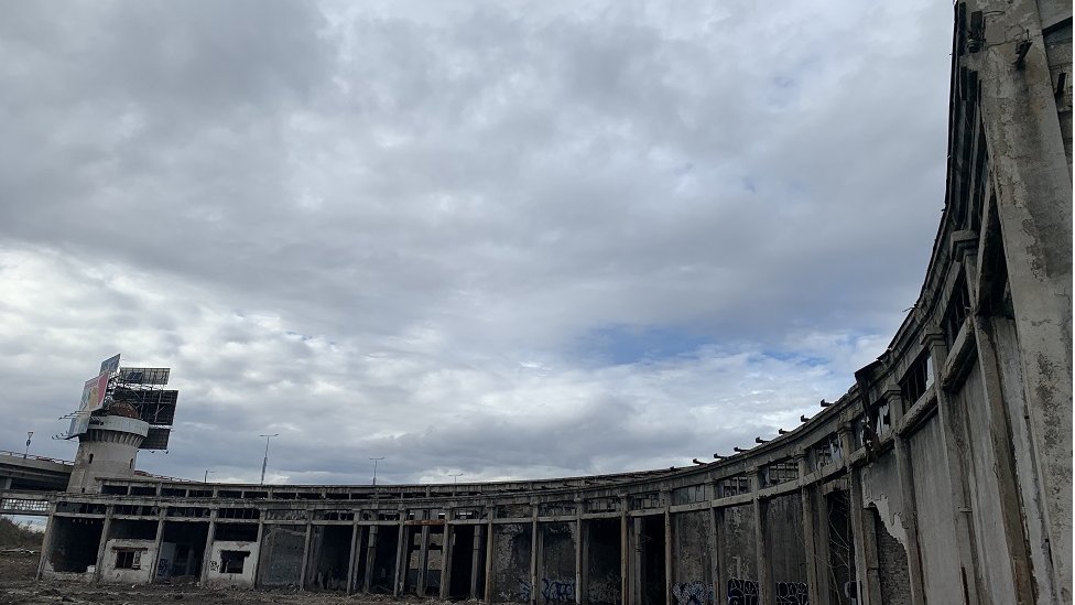 Hala je u obliku potkovice