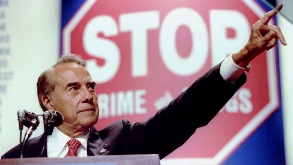 Amerika, Balkan i politika: Bajden odao poštu „dragom prijatelju" Bobu Dolu, opraštaju se i političari sa Balkana 1 Bob Dole delivers a speech in 1996
