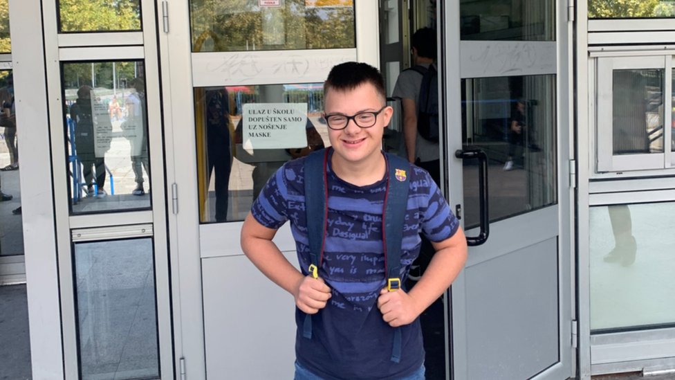 Dominik ima 16 godina pohađa prvi razred srednje ugostiteljske škole u Zagrebu