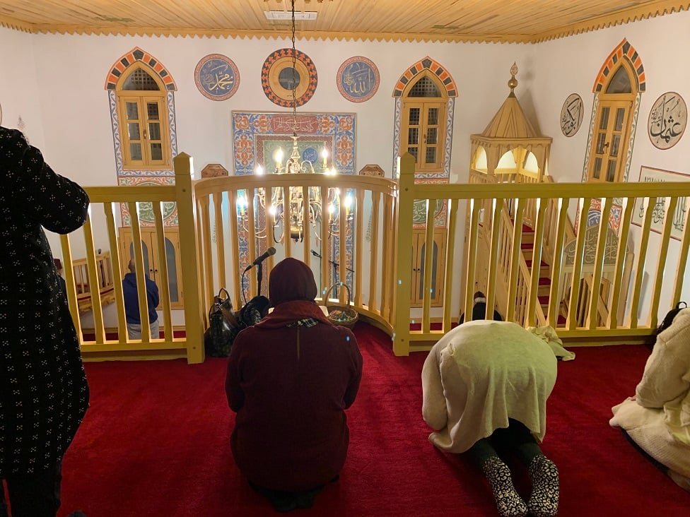 žene tokom molitve