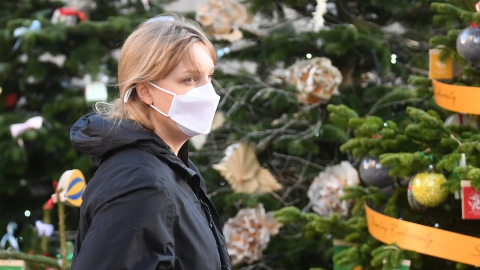 Korona virus: Pada broj novozaraženih u Srbiji - „Nećemo da ograničavamo ljudima živote zbog onih koji ne žele vakcinu", poručio Džonson 1 Woman in a mask in Covent Garden