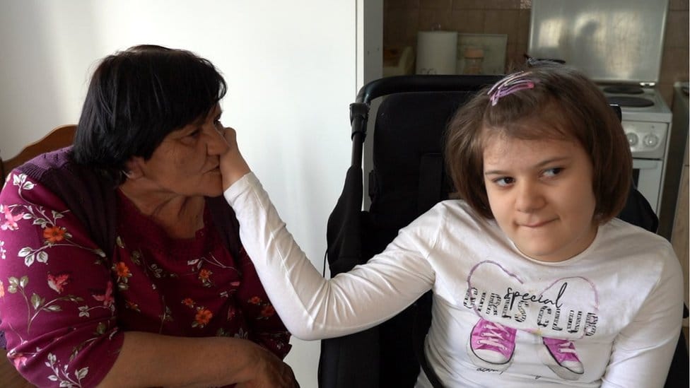 Srbija, retke bolesti i deca: „Korak napred, tri nazad" - kako izgleda život sa dijagnozom retke bolesti u Srbiji 4 Andjela sa bakom
