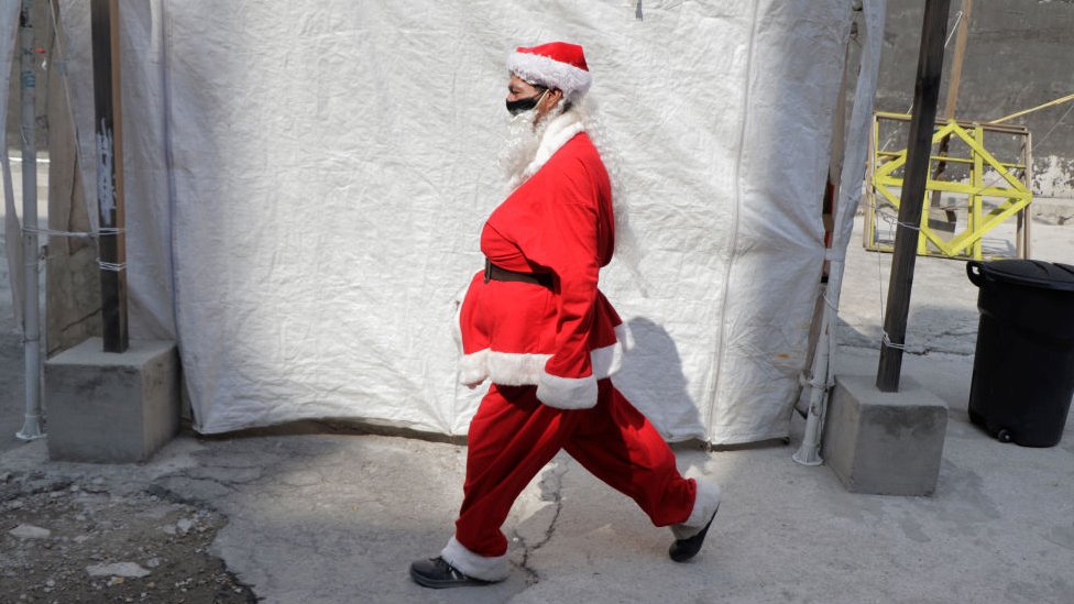 Doček Nove godine, Srbija i region: Od koncerata, preko performansa i zabrana, do lutrije - koje su mere na snazi 2 A volunteer characterized as Santa Claus to deliver food, toys and blankets to street populations and people at risk in Mexico City