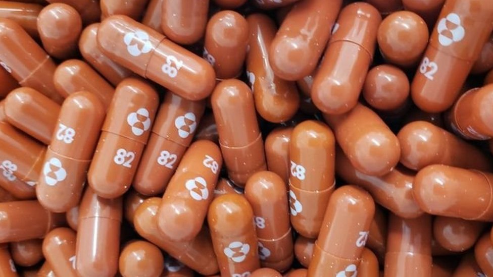 Korona virus: U Srbiji manje od tri hiljade pacijenata u bolnicama, za omikron soj potrebna treća doza - stručnjaci 4 lekovi