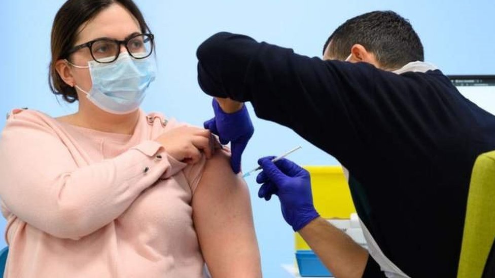 Korona virus: U Srbiji manje od tri hiljade pacijenata u bolnicama, za omikron soj potrebna treća doza - stručnjaci 1 vakcinacija