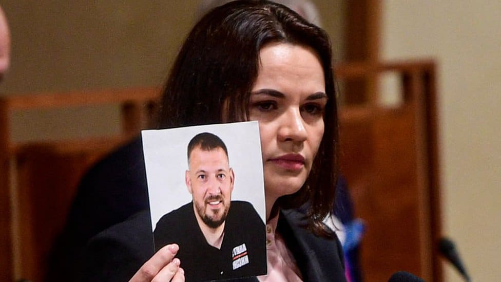 Belorusija, politika i Lukašenko: Opozicioni lider osuđen na 18 godina, još petorica na zatvorske kazne od 14 do 16 godina 2 Svetlana Tihanovskaя s fotografieй muža