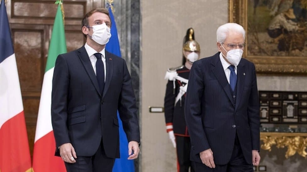 Italija, politika i Silvio Berluskoni: Ima 85 godina, dugu listu optužbi i skandala, ali mu nije dosta - hoće da bude predsednik 4 A handout photo made available by Quirinale Palace shows Italian President Sergio Mattarella and French President Emmanuel Macron during their meeting at Quirinale Palace in Rome, Italy, 25 November 2021