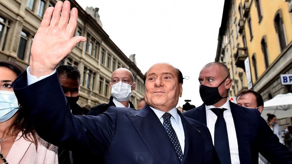Italija, politika i Silvio Berluskoni: Ima 85 godina, dugu listu optužbi i skandala, ali mu nije dosta - hoće da bude predsednik 1 Italy"s former Prime Minister Silvio Berlusconi waves after he voted in Italian elections for mayors and councillors, in Milan, Italy, October 3, 2021