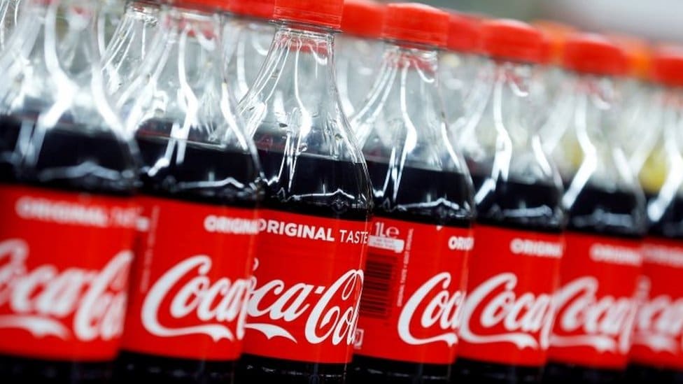 Piće, Južna Amerika i droga: List koke u centru sukoba: Koka-kola protiv kolumbijskih starosedelaca 5 Botellas de Coca Cola