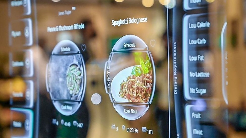 Veštačka inteligencija i hrana: Roboti kuvari koji mogu umesto vas da spreme večeru 4 The touch screen of the Moley Robotic Kitchen