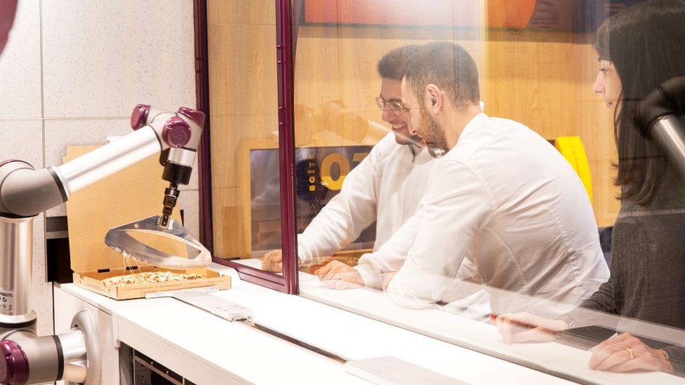 Veštačka inteligencija i hrana: Roboti kuvari koji mogu umesto vas da spreme večeru 3 Pazzi's pizza-making robot at work