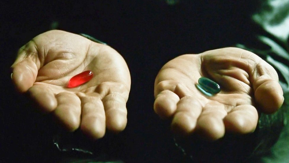 Film Matriks: Nasleđe kultnog ostvarenja u stvarnom svetu - od crvene pilule do zavera i dipfejkova 4 Morpheus offering Neo the red pill or blue pill