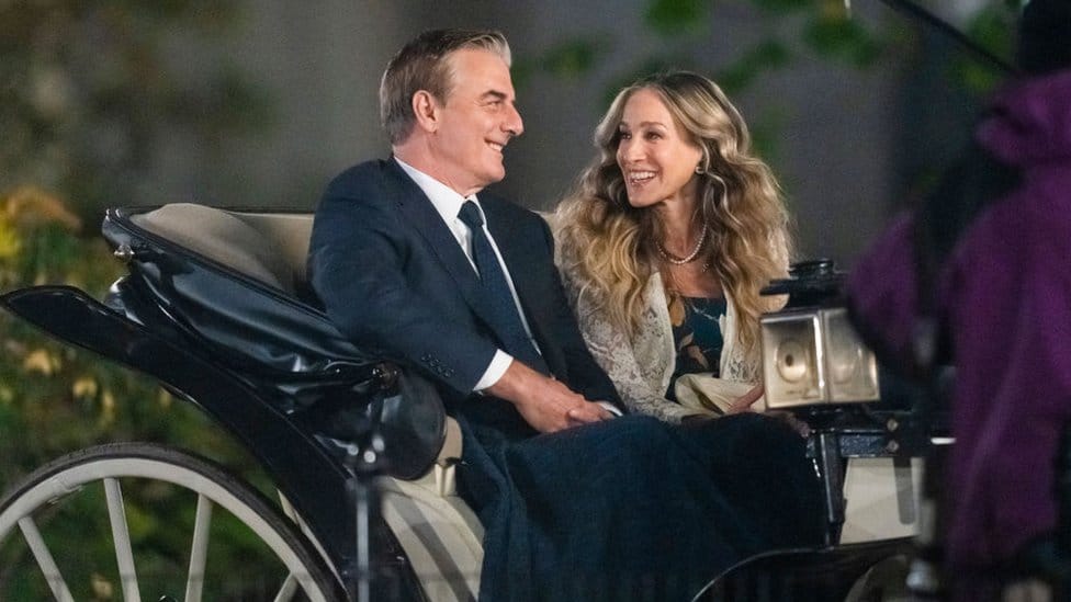 Seksualno zlostavljanje i Amerika: Dve žene optužuju glumca Krisa Nota iz serije Seks i grad da ih je silovao 2 Chris Noth (L) and Sarah Jessica Parker are seen filming "And Just Like That...