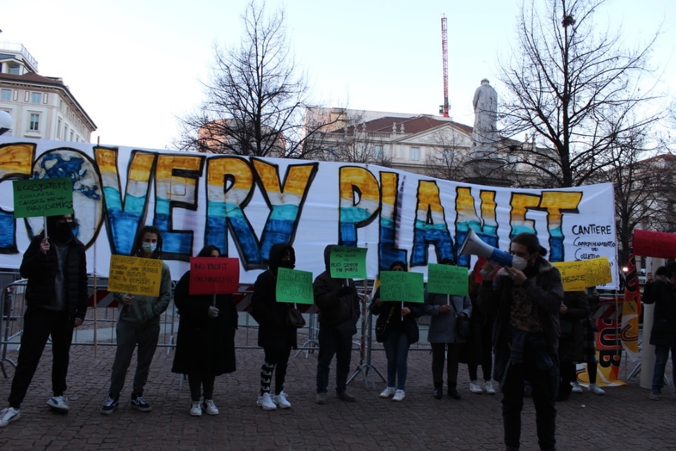 Italija i muzika: Na premijeri Verdijeve opere u milanskoj Skali sa Đorđom Armanijem 18 Italija, protest