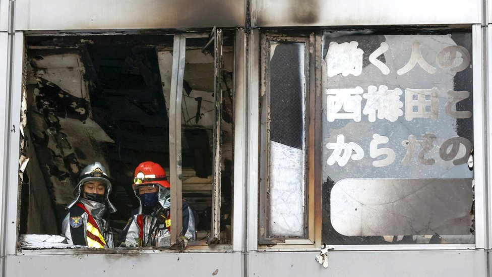 Požar u Japanu: Strahuje se da je stradalo najmanje 27 ljudi 1 Firefighters at a building where a fire broke out in Osaka, western Japan, 17 December 2021