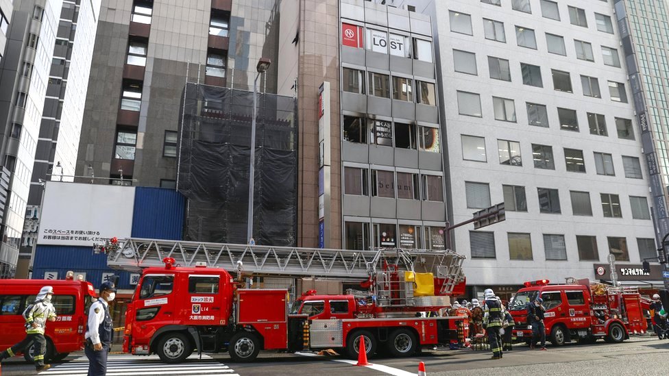 Požar u Japanu: Strahuje se da je stradalo najmanje 27 ljudi 2 Fire trucks in front of a building where a blaze broke out in Osaka, western Japan, 17 December 2021