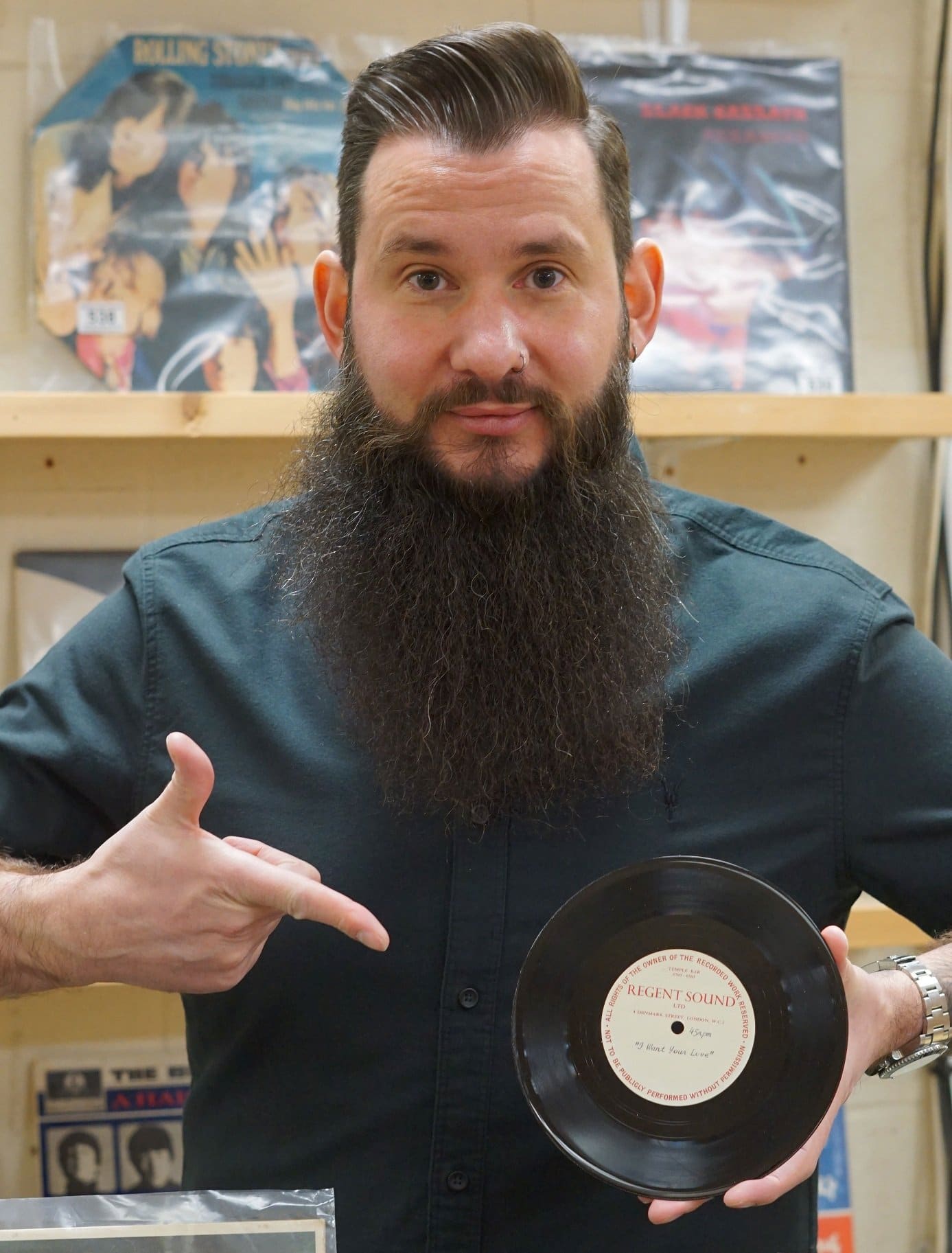 Martin Hjuz iz aukcijske kuće Veseks sa singlom Dejvida Bouvija