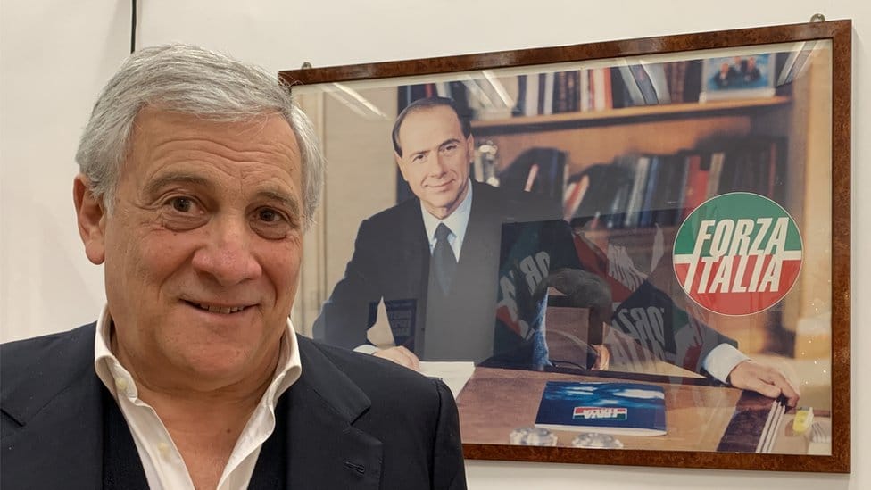 Italija, politika i Silvio Berluskoni: Ima 85 godina, dugu listu optužbi i skandala, ali mu nije dosta - hoće da bude predsednik 2 Antonio Tajani beneath a youthful picture of Silvio Berlusconi