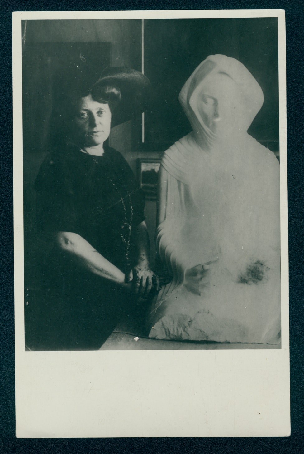 3. Nadežda Petrović pored Meštrovićeve skulpture, 1912. godine, Spomen Zbirka Nadežde i Rastka Petrovića,