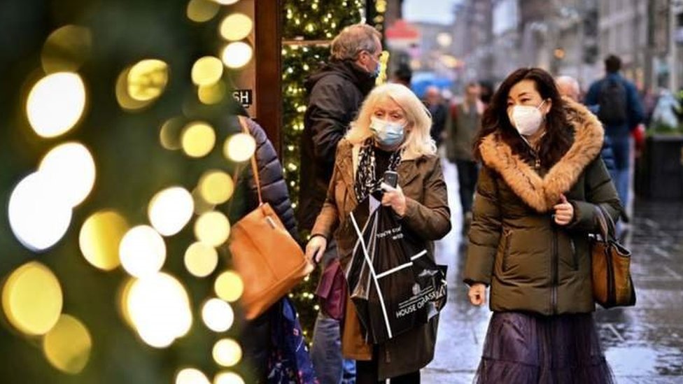 Korona virus: Delotvornost vakcina opada protiv omikron soja, kažu iz Evropske agencije za lekove 1 prolaznici na ulici