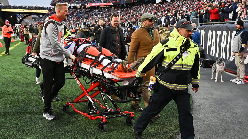 Igrača američkog fudbala i člana Klivlend Braunsa, Troja Hila, iznose sa terena zbog povrede