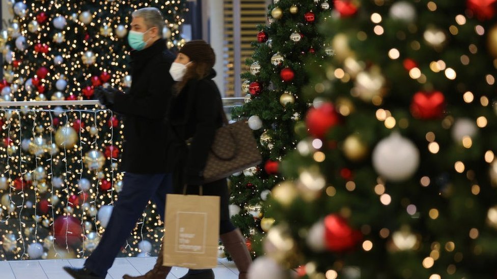 Korona virus: U Srbiji pada broj hospitalizovanih, Evropa uvodi strože mere zbog omikron soja 1 Two people Christmas shopping in Germany
