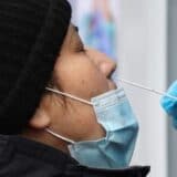 Korona virus: Broj zaraženih u Srbiji raste, stručnjaci poručuju da je rešenje u pooštravanju mera i vakcinaciji, u Francuskoj ponovo obavezno nošenje maske napolju 4