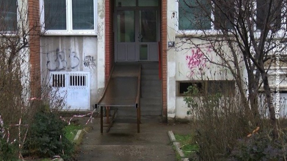 Diskriminacija i Srbija: Zašto je uklonjena rampa za dečaka sa cerebralnom paralizom u zgradi u Boru 1 Rampa