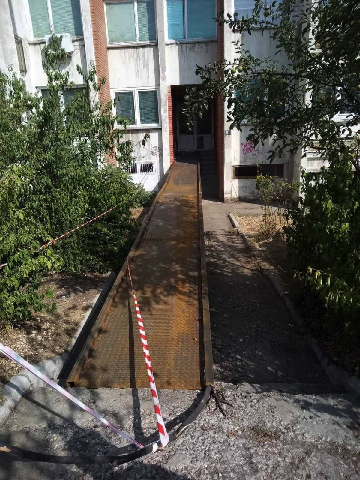 Diskriminacija i Srbija: Zašto je uklonjena rampa za dečaka sa cerebralnom paralizom u zgradi u Boru 2 rampa