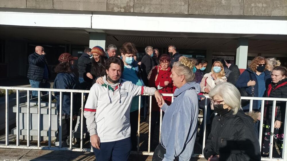 Skup podrške doktoru Raniloviću ispred DZ Zemun (FOTO) (VIDEO) 1