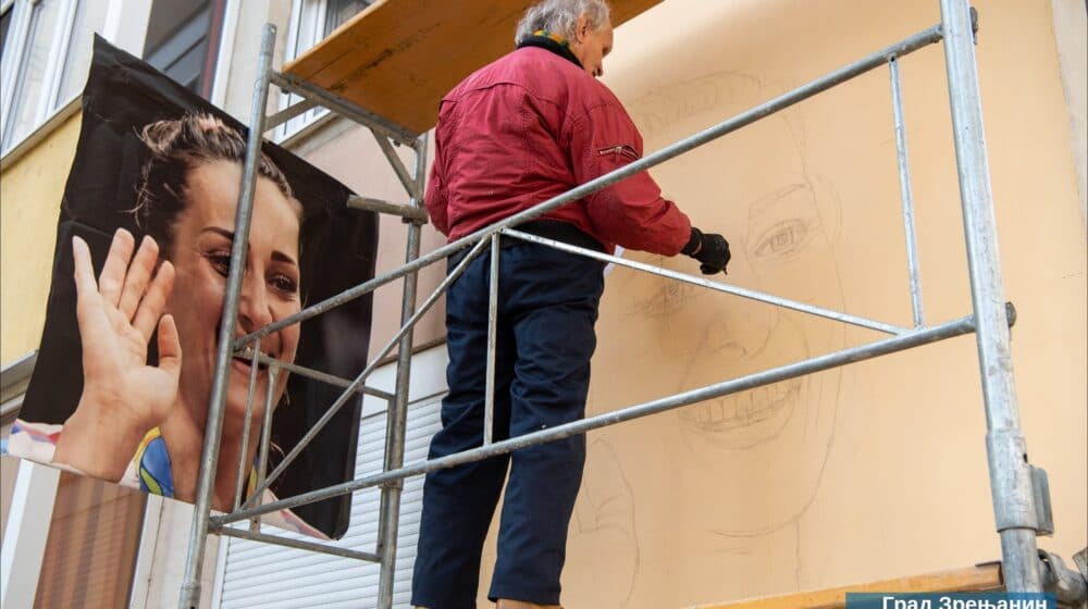U Zrenjaninu se oslikava mural odbojkašici Maji Ognjenović 1