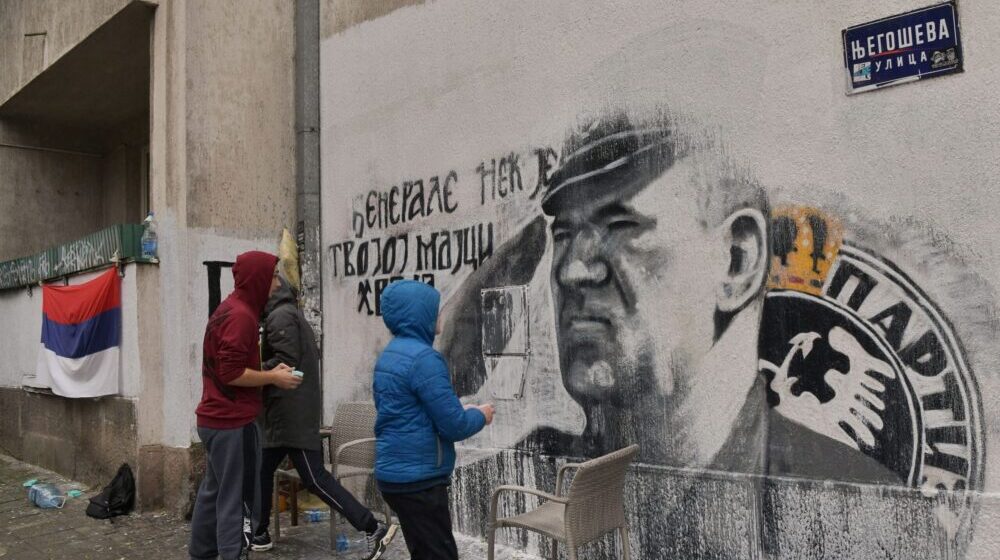 Skinut kreč sa murala sa likom Ratka Mladića u Njegoševoj ulici u Beogradu 1