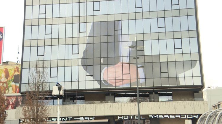 N1: Zbog postera Aleksandra Vučića oboren rejting hotelu u Nišu 1