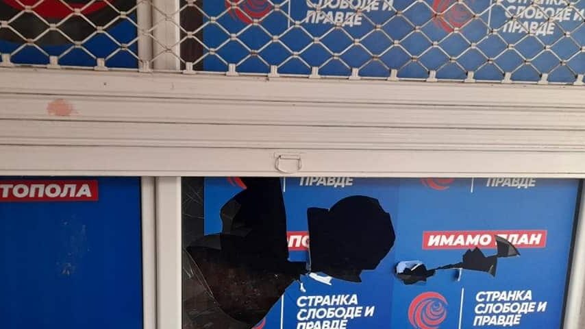 SSP Topola: Razbijeno staklo na prostorijama stranke u Zanatskom centru 1