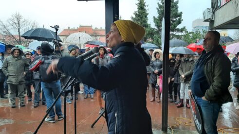 Protestna tribina Novog optimizma Novi optimizam: Nemamo državu, ugašena je batinaškim nasiljem 4