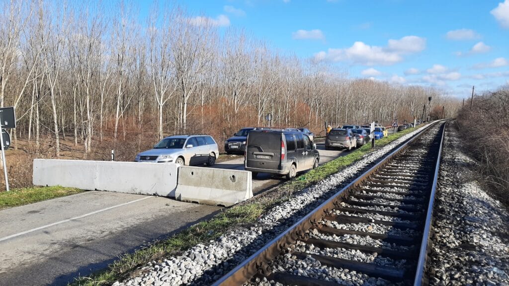 Blokada mosta kod Zrenjanina neće stati, poručuju građani (VIDEO) 2 Blokada mosta kod Zrenjanina neće stati, poručuju građani (VIDEO) 2
