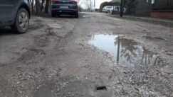 Zrenjanin: Žitelji Subotičke ulice po barama, snegu, blatu odlaze na posao i vraćaju se kući (FOTO) 2