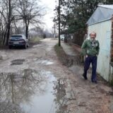 Zrenjanin: Žitelji Subotičke ulice po barama, snegu, blatu odlaze na posao i vraćaju se kući (FOTO) 4