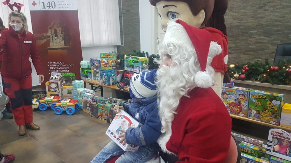 Deda Mraz stigao u zrenjaninski Crveni krst 1