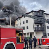Lokalizovan požar u Obrenovcu: Evakuisane četiri okolne zgrade, blaže povređene tri žene 8