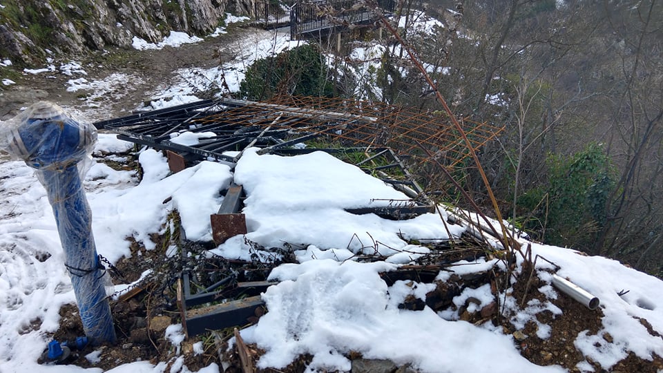 Užičani nezadovoljni prizorom na ulazu u Stari grad, nadležni kažu da će reagovati 2 Užičani nezadovoljni prizorom na ulazu u Stari grad, nadležni kažu da će reagovati 2