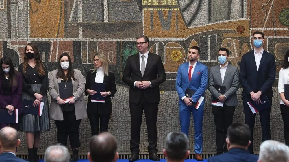 Vučić uručio ugovore o radu najboljim diplomcima medicinskih fakulteta i srednjih medicinskih škola 1