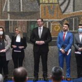 Vučić uručio ugovore o radu najboljim diplomcima medicinskih fakulteta i srednjih medicinskih škola 13