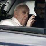 U Atini priveden pravoslavni sveštenik na protestu zbog posete Pape 15