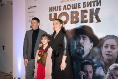 Andrija Milošević i Hristina Popović Na premijeri ovacije za Kovačevićev film "Nije loše biti čovek" (FOTO) 12