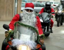 MOTORIZOVANI DEDA MRAZOVI PODELILI POKLONE BOLESNOJ DECI Bajkeri paketićima obradovali decu koja se leče u UKC Niš 11