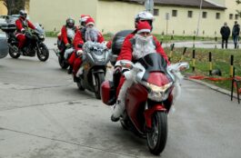 MOTORIZOVANI DEDA MRAZOVI PODELILI POKLONE BOLESNOJ DECI Bajkeri paketićima obradovali decu koja se leče u UKC Niš 10