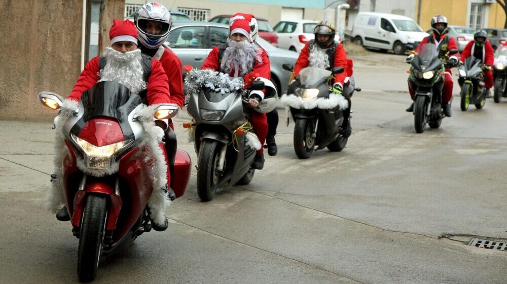 Bajkeri paketićima obradovali decu koja se leče u UKC Niš 1