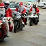 Bajkeri paketićima obradovali decu koja se leče u UKC Niš 15